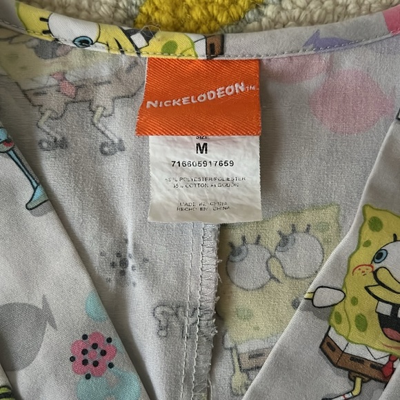 SpongeBob Scrub Top. Sz M - Picture 4 of 5